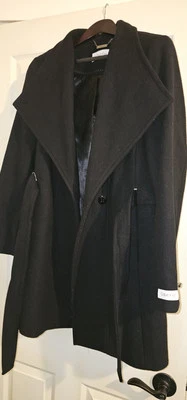 Abrigo de mujer Calvin Klein de lana de doble botonadura negro con cinturón cuello embudo Foto 1 de 3