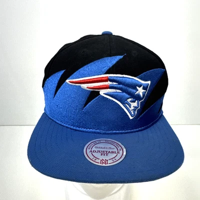 Sombrero Mitchell and Ness de los New England Patriots diente de tiburón Foto 1 de 4