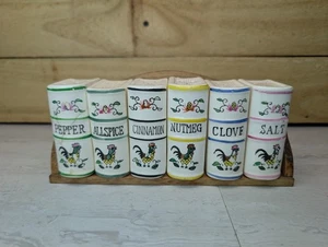 Set porta spezie vintage ceramica legno motivo gallo libro forma scaffale Giappone set 6 pezzi - Foto 1 di 6