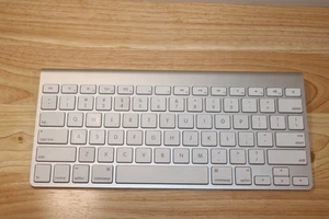 OEM Apple Magic Keyboard A1314 Bezprzewodowa klawiatura Bluetooth do iMac MacBook eUC - Zdjęcie 1 z 9