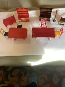 Vintage 1:12 Miniatur Puppenhaus Kunststoff Möbel Konvolut, Tische mit Stühlen, Stall - Bild 1 von 12