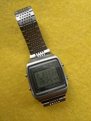 VINTAGE RICOH 840002 RIQUARTZ-LCD WATER RESISTANT ALL STAINLESS STEEL WATCH, EXC - Image 1 of 4