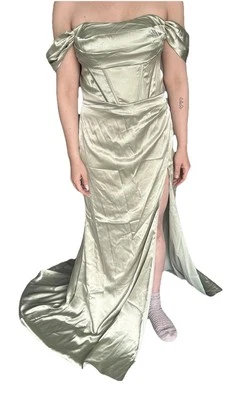 Vestido de baile satinado fuera del hombro con tren y correa trasera  Foto 1 de 3