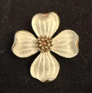 Vtg White Enamel Gold Tone Dogwood Flower Retro Brooch / Pendant 1.25” - Bild 1 von 4