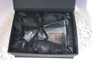 BOTELLA DE PERFUME DE VIDRIO TRANSPARENTE MARILYN MIGLIN: SELLADA EN CAJA CON EMBUDO DE PLÁSTICO - Imagen 1 de 2