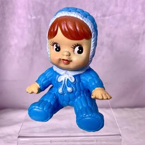 Vintage Iwai Gummi Baby Puppe Charmy Chan blau sitzend Korea 3 x 3,5 Zoll - Bild 1 von 12
