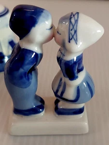 Danmark Azul y Blanco Delft Pareja Besándose 3" x 2" Dinamarca - Imagen 1 de 3