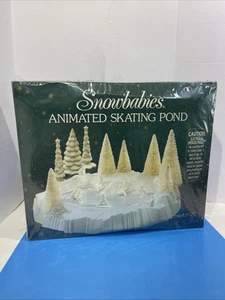 Reparto 56 Snowbabies laghetto pattinaggio animato sigillato mai aperto Dept56 - Foto 1 di 10