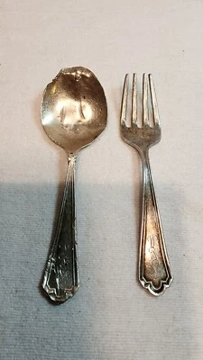 Cuchara y tenedor para bebé Webster Co de plata esterlina 24 gramos, SLM con monograma Foto 1 de 4