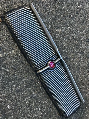 Dodge Coronet 500 B 1967 carrocería Mopar parrilla central usada y emblema OE P-W Foto 1 de 4