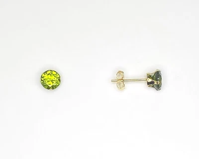 Aretes redondos de oro amarillo de 14 k con piedra de nacimiento de peridoto simulado de 5 mm Foto 1 de 3
