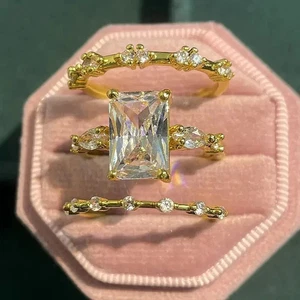 Juego de trío de compromiso con punta de moissanita radiante de 4 quilates enchapado en oro amarillo de 14 k - Imagen 1 de 11