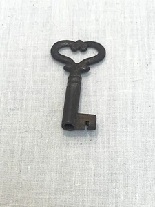 Skeleton Key w/ Heart Bow - Vintage - Picture 1 of 4