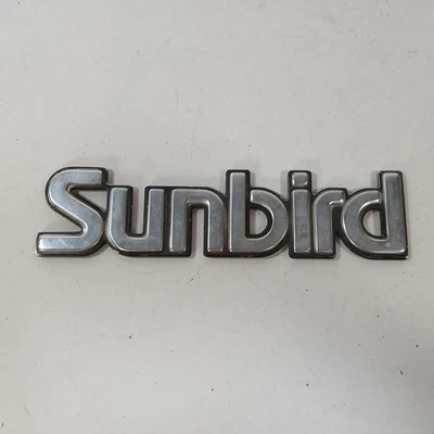 复古庞蒂亚克 Sunbird 铬徽章 DLA 14157 原始设备制造商 GM 70 年代 80 年代经典汽车 — 第 1/4 张图片