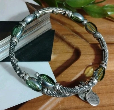 ¡Pulsera Alex and Ani SESENTA Y SEIS ÁRBOLES Tono Plata y Vidrio Verde Memoria Alambre! Foto 1 de 4