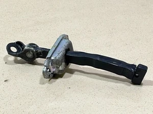 KIA SOUL DOOR STRAP BRAKE STOP CHECK ARM HINGE REAR RIGHT or LEFT SIDE 2008-14 - Imagen 1 de 4