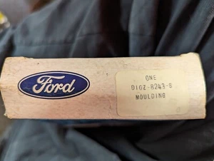 Tapicería de apertura de rejilla izquierda OEM Ford D10Z-8243-B - Imagen 1 de 4