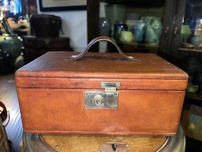 Traje de tren tocador de cuero para damas de 1920 Y.S. Estuche interior verde & Co Foto 1 de 4