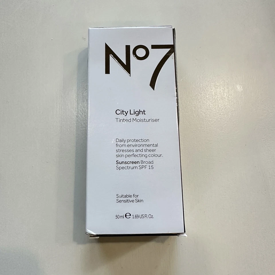 Botas Nº7 City Crema Hidratante Tintada Ligera FPS15 JUSTO RETIRADO Interior Sellado EXP LEER Foto 1 de 3