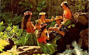 Vintage Hawaii HI Postcard Polynesian Beauties in Flowers Greet a Tourist 1978 - Picture 1 of 3