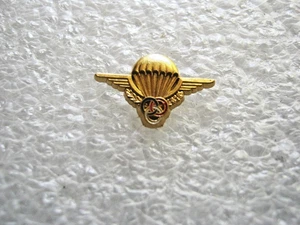 ANCIEN PINS DES TROUPES AEROPORTEES BREVET MONITEUR PARACHUTISTES FAB. Y.DELSART - Picture 1 of 2