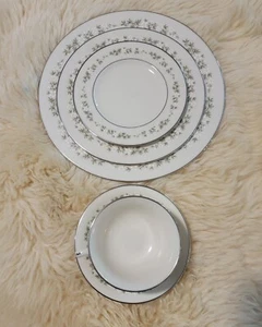 Lenox Brookdale Bone China 5 Piece Setting Platinum Rim Excellent Condition - Picture 1 of 7