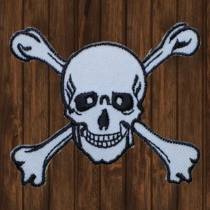 Skull and Crossbones Embroidered Patch — Iron On - Picture 1 of 1