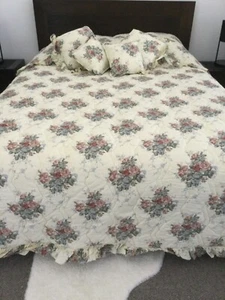 Floral Queen Size Comforter Set with 4 Matching Decorator Cushions - Like NEW - Picture 1 of 11