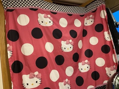 Cortina de ducha de tela Hello Kitty Sanrio 72" x 72" rosa, blanco y negro lunares Foto 1 de 4