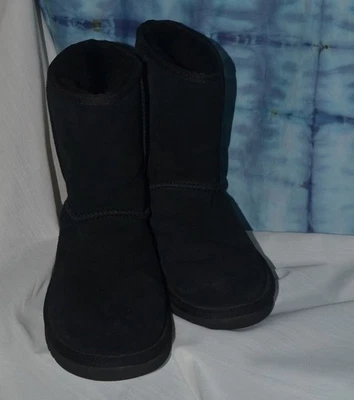 ¡Envío gratis! Bota corta de gamuza para mujer Koolaburra UGG - negra, EE. UU. 5 Foto 1 de 4