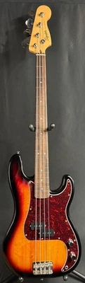 Bajo de precisión Squier Classic Vibe años 60 bajo de 4 cuerdas 3 tonos Sunburst 686 Foto 1 de 4