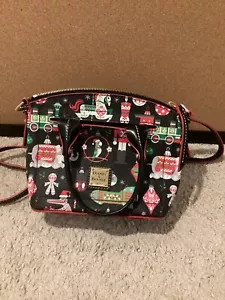 Borsa a tracolla nuova con etichetta Disney Dooney & Bourke 2018 porta passaporto vacanze Natale - Foto 1 di 4