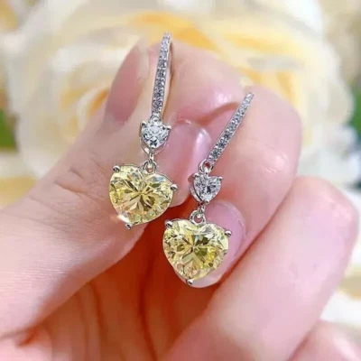 Pendiente colgante para mujer de zafiro amarillo simulado con corazón de 2 quilates enchapado en oro blanco de 14 quilates Foto 1 de 4