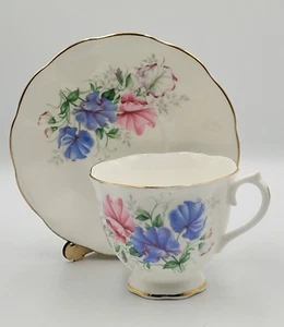 Royal Albert Friendship Sweet Pea Bone China Tea Cup Saucer Gold Trim Vintage - Picture 1 of 24
