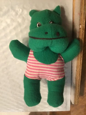 Mini hipopótamo de peluche verde en traje de baño Foto 1 de 4