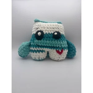 Juguete de peluche hecho a mano de ganchillo monstruo peluche decoración blanco azulado - Imagen 1 de 8