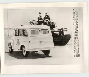 United Nations Vehicle Passes US MARINE TANK to BEIRUT Lebanon 1958 Press Photo - Picture 1 of 2