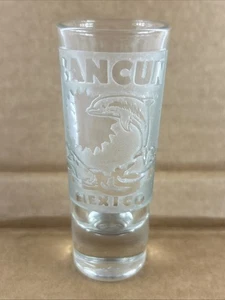 Cancun Mexiko Tall Shooter Schnapsglas geätzt klar mattierte Delfine 2oz - Bild 1 von 6