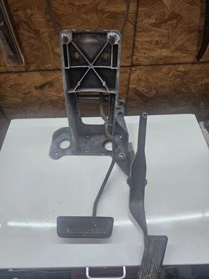 98-01 Dodge Ram 1500 2500 3500 A/T Gas Brake Pedal Under Dash Bracket Assembly - Image 1 of 4