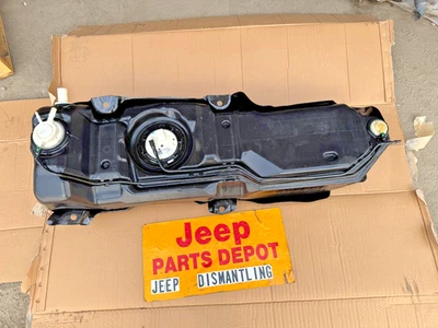 Jeep Wrangler JK 2007-2018 tanque de gasolina de 2 puertas con escudo OEM 05147717AE Foto 1 de 4