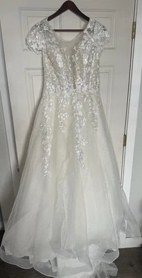 Vestido de novia Andrea & Leo Couture 12 flores adornadas brillantes corsé espalda Foto 1 de 4