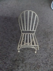 Poupée de patio vintage en métal ou chaise d'ours miniature crème peinte et lattes