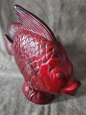 Peces grandes de cerámica rojos/negros para decoración del hogar/jardín 13" H x 14" con base de 5,5" Foto 1 de 4