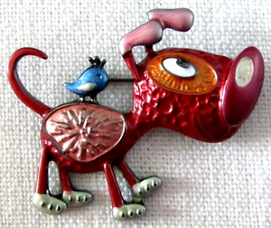 Broche Prendedor Perro Brillante Rojo Oscuro con Pájaro Multicolor Características Esmalte sobre Metal - Imagen 1 de 3