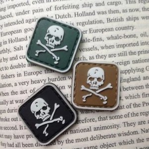 3 piezas 3D PVC Minin Cráneo Pirata y Huesos Cruzados Gancho Gancho Parche Brillo - Imagen 1 de 4