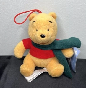 Disney's Winnie Puuh hängender Plüschbär 5 Zoll klassisches rotes Shirt grüner Schal NEU - Bild 1 von 17