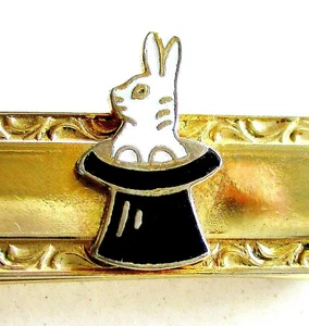 VINTAGE 60ER JAHRE MAGIERKANINCHEN IM ZYLINDERHUT EMAILLE KRAWATTENKLAMMER FÜR DÜNNE KRAWATTE - MAGIE - Bild 1 von 4