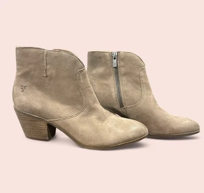 Botas al tobillo Frye para mujer de gamuza de cuero topo Jennifer con cremallera lateral talla 8 nuevas sin caja Foto 1 de 4