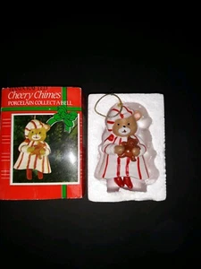Giftco Fröhliches Glockenspiel Porzellan Bär Sammeln Sie eine Glocke Weihnachtsschmuck. - Bild 1 von 1