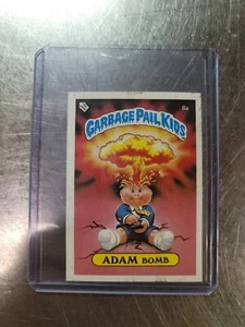 1985 1986 TOPPS UK ENGLAND MINI AUFKLEBER MÜLLEIMER KINDER ADAM BOMBE CHECKLISTE 8A - Bild 1 von 5